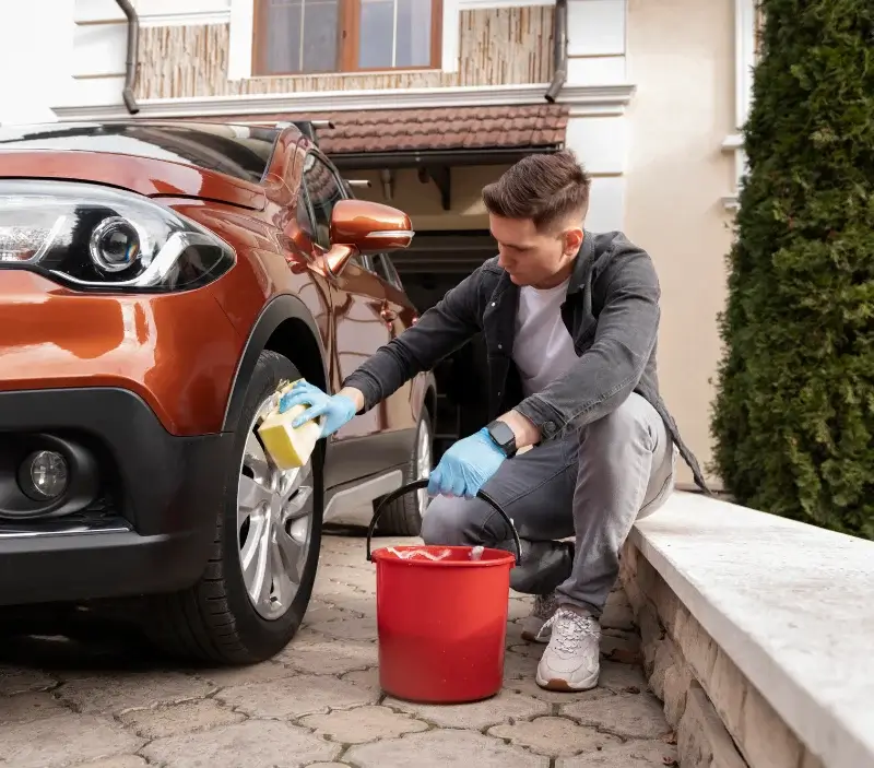Lavage auto à domicile Saint-Ovin : professionnel intervenant sur un véhicule
